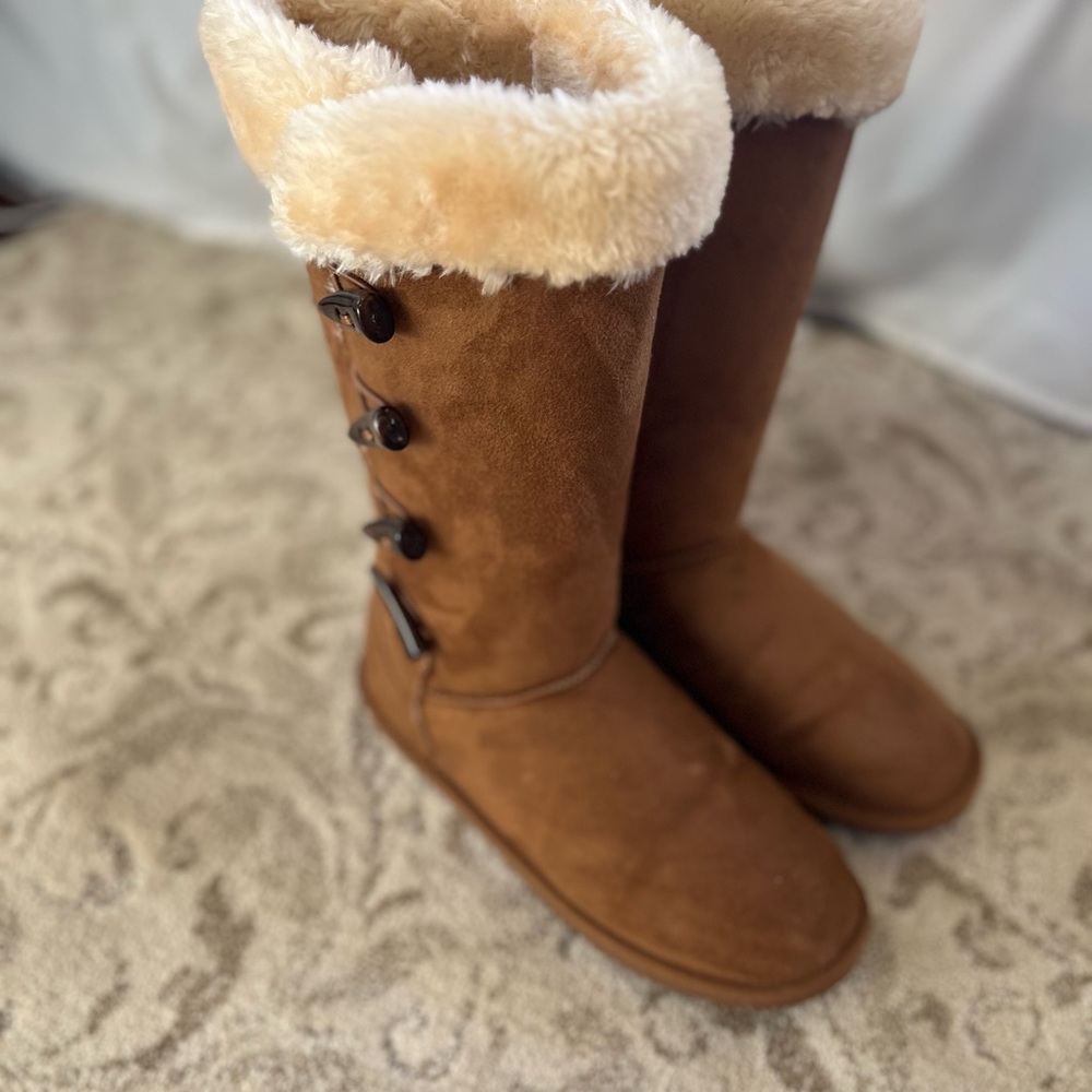Aprés boots by LAMO, like new! I’ve worn these three times. Super warm and cozy!